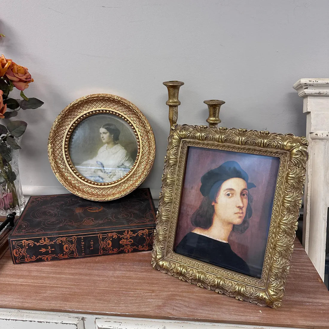Gold Vintage-Inspired Picture Frames Round